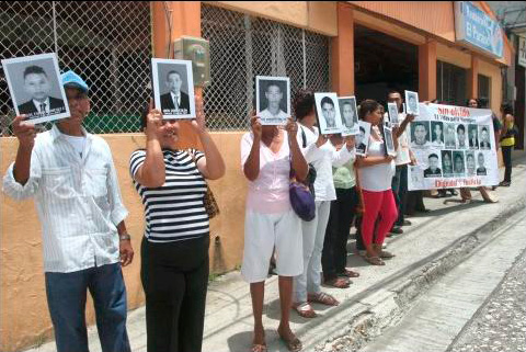 Los familiares de los jóvenes con pancartas antes del juicio.