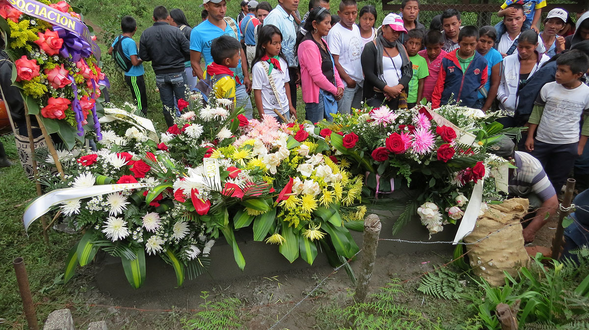 Antes de que la tumba de Coicué fuera sellada, le quitaron la bandera del Consejo Regional Indígena del Cauca (CRIC) y la camisa que vestía.