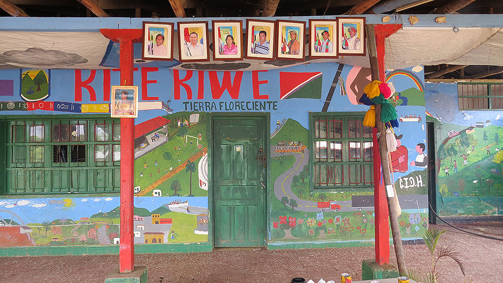 En la Yet Wala se exhiben los retratos de los gobernadores que ha tenido Kitek Kiwe. El de Enrique Fernández se encuentra en el centro. Foto: VerdadAbierta.com. 