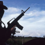 encapuchado-fusil