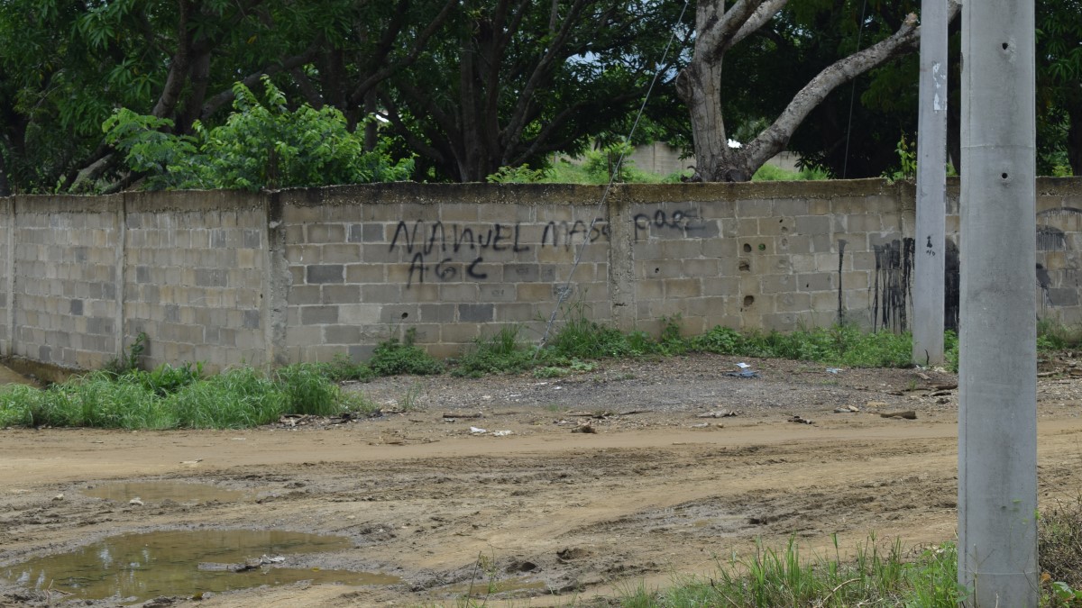 Grafiti alusivo a las Autodefensas Gaitanistas de Colombia (Agc) en una de las paredes exteriores del Institución Educativa Técnico Agropecuario de San José de Playón. Foto: Carlos Mayorga Alejo.