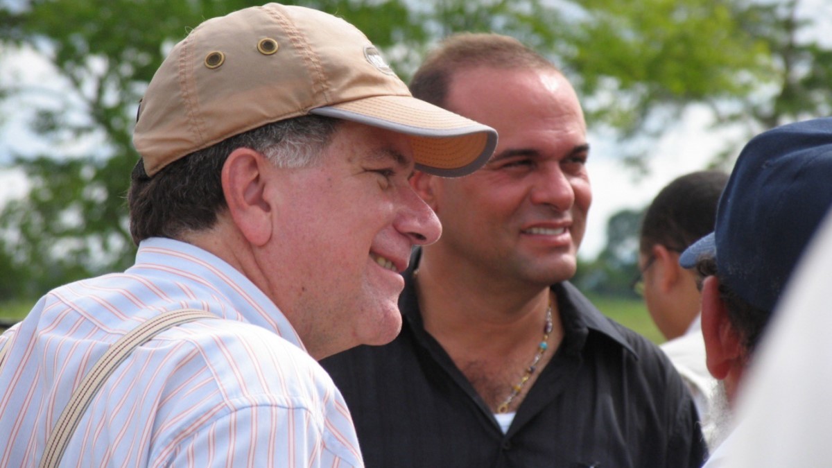 Salvatore Mancuso junto con Luis Carlos Restrepo, entonces Comisionado de Paz.