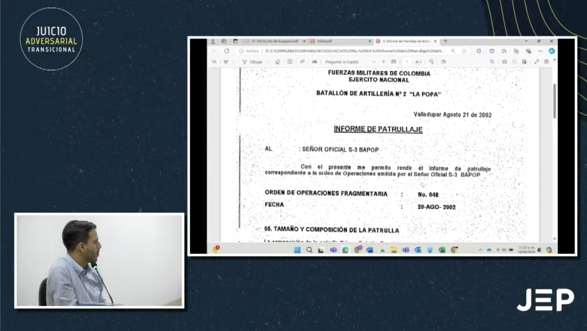 En medio del interrogatorio, el fiscal de la UIA le preguntó a Llanos si reconocía un documento en el que aseguraban que habían sucedido combates que en realidad nunca pasaron. Foto: transmisión JEP.