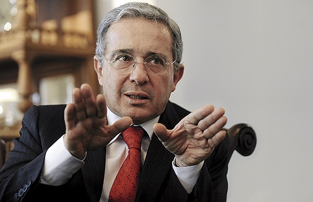 0-uribe-contratos-twttier.jpg