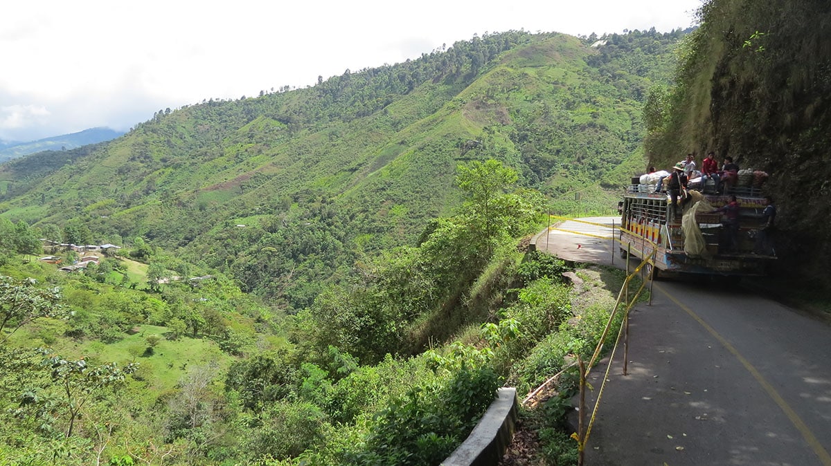 Alrededor de 3.500 indígenas de todo el norte de Cauca se reunieron en Toribío para despedir a dos de sus guardias, asesinados por un comando de las Farc por defender sus territorios. 