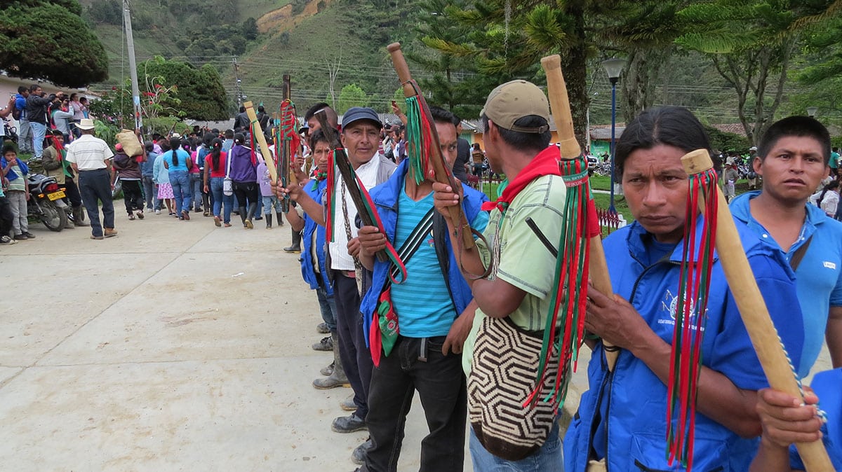 Al salir de San Francisco, pasado el mediodía, los ánimos se empezaron a caldear y quedó de lado el silencio de los 4.300 asistentes, en especial el de los 800 guardias indígenas que organizaban la jornada.