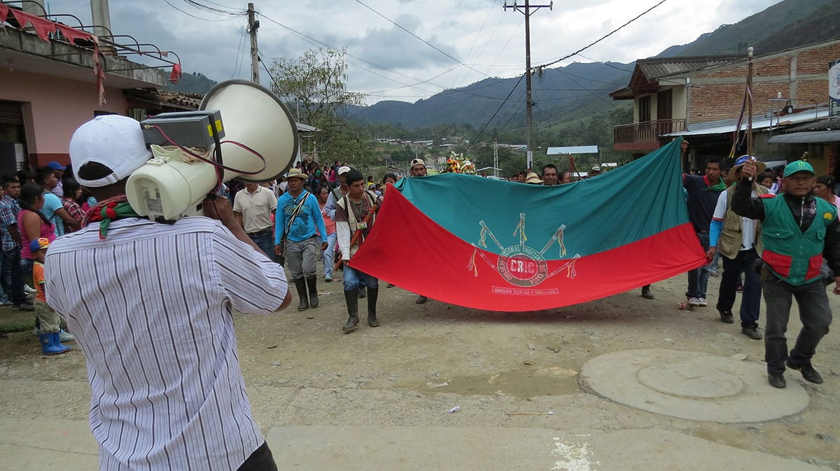 “¡Fuera todos los grupos armados, fuera todos los que quieren quitarnos la vida uno a uno!”, fueron las arengas que entonaron en la cabecera municipal de Toribío, la mismaque ha sufrido decenas de hostigamientos de las Farc.