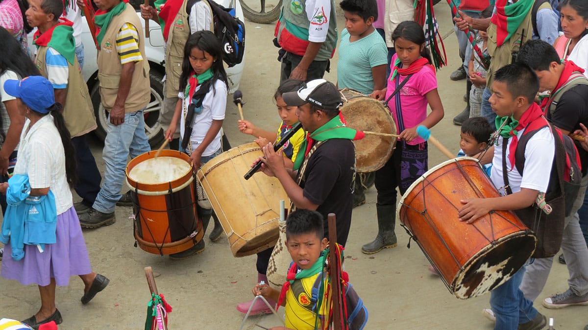 Durante largos compases, el himno de la Guardia Indígena ambientó la jornada, pero en los momentos más solemnes los parlantes se callaban para darle paso a la música ancestral.