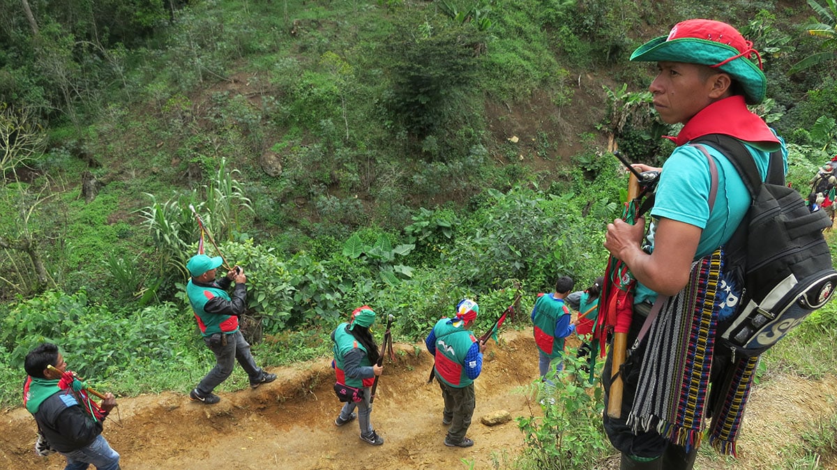 Después de cada hostigamiento, entre 30 y 50 hombres de la Guardia Indígena acuden a las Farc para pedirle que abandonen sus territorios.</p>
<p>En 2012, los mismos indígenas trataron de sacar al Ejército del cerro de Berlín.</p>
<p>La única seguridad que siente la comunidad es la que brinda la Guardia.