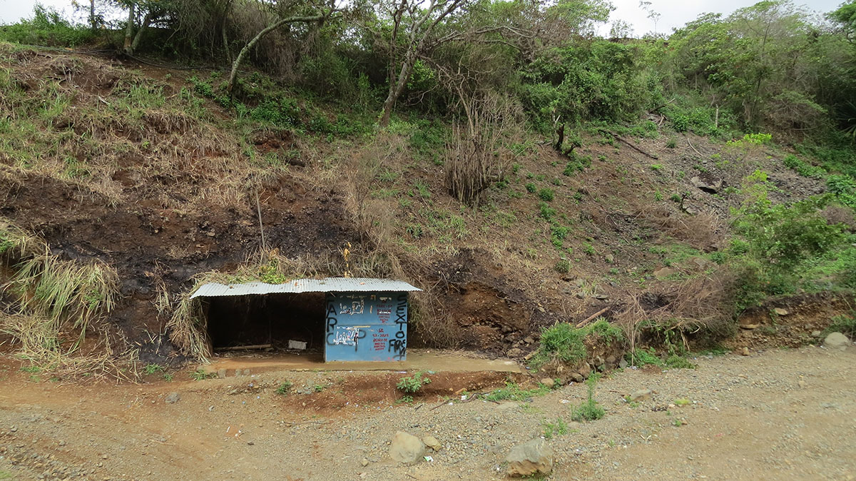 El Frente 6 de las Farc es el grupo ilegal que más aterroriza a la comunidad.</p>
<p>En un recorrido de 10 minutos entre Caloto y Toribío, las pocas edificaciones que se observan en la carretera están pintadas con el nombre de esta facción guerrillera.