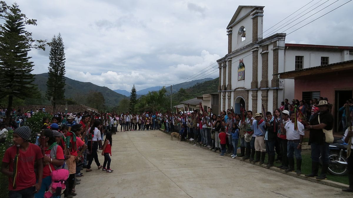 Los integrantes de la Guardia Indígena hicieron una calle de honor desde la iglesia hasta el cementerio de San Francisco para acompañar a su antiguo compañero Daniel Coicué.