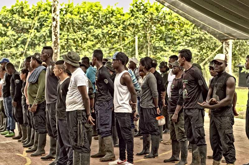 Formando antes de desmantelar el último campamento de guerra