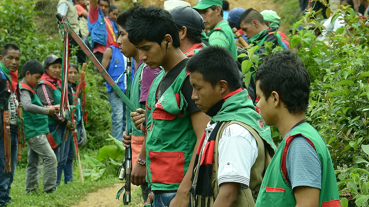 Mientras de la iglesia venían con los cuerpos a cuestas, en el cementerio de la vereda los guardias indígenas, incluidos los más jóvenes, se hicieron uno frente al otro hasta formar una cadena para recibir a sus muertos.