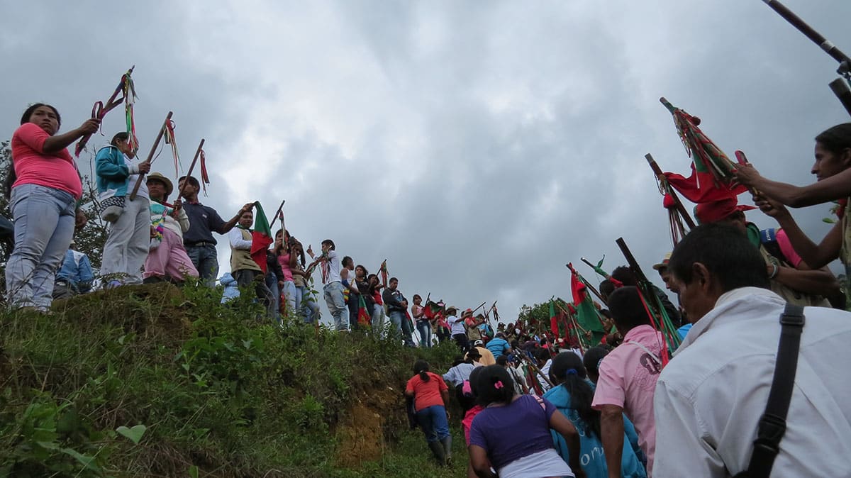 El bastón de mando es la única herramienta que tienen los indígenas para defender su territorio y esta vez los levantaron con mayor ahínco: las autoridades con sus palos color negro y la Guardia con los cafés.