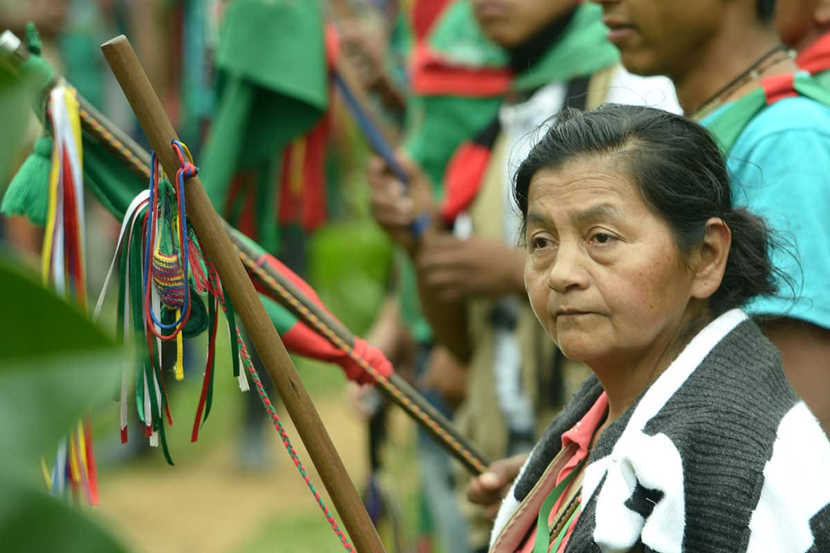 Los pobladores cargan con la estigmatización de todos los grupos armados, tanto ilegales como legales.</p>
<p>La defensa enconada del territorio ancestral los ha puesto en riesgo.</p>
<p>Dos días después del asesinato de los guardias, otro indígena fue asesinado en el municipio vecino de Caloto.