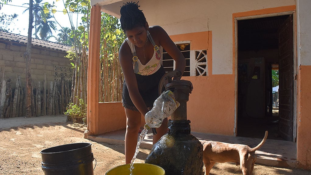 Para la comunidad campesina de María La Baja, el agua que corre por los canales del Distrito de Riego Público no es apta para consumo humano, dado que es usada para la agroindustria de la palma de aceite. Foto: Álvaro Avendaño.