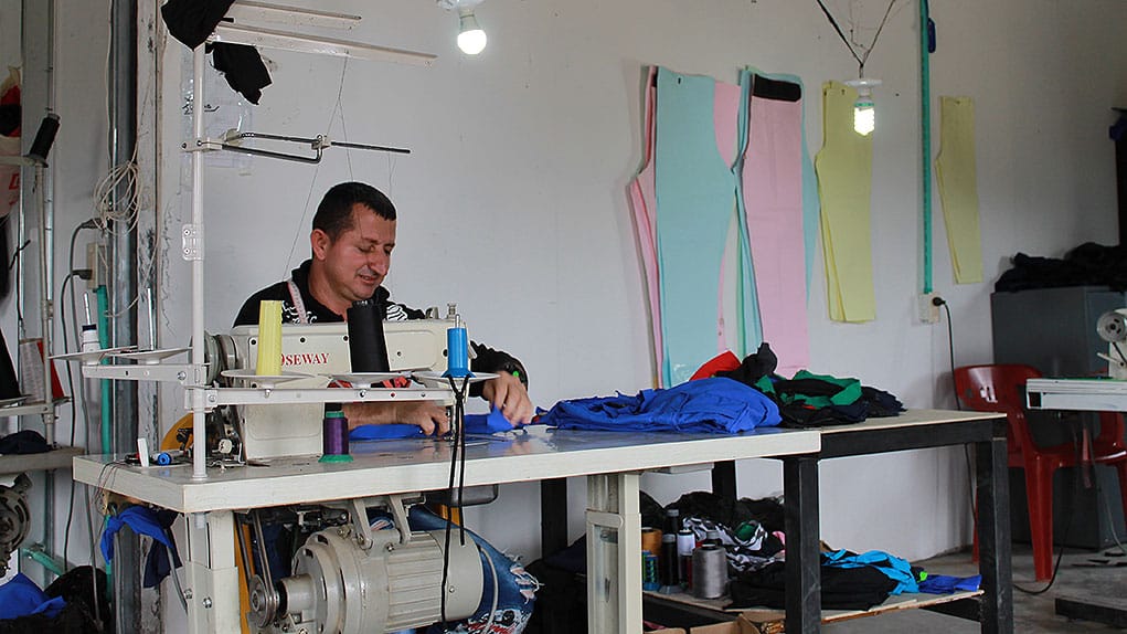 Excombatientes tejen su futuro con máquinas de coser de las antiguas Farc