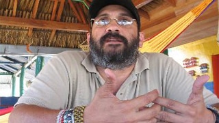 “!Señor ‘40’, devuélvanos nuestras tierras!”