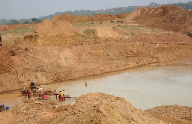 Mineria en tierra de ex-paramilitares