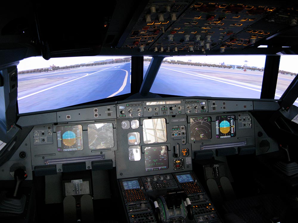 Cabina de un Airbus A320, modelo del avión que sufrió la interferencia el 12 de diciembre de 2025. Las aeronaves cuentan con sistemas que apoyan la aeronavegación cuando falla el GPS. Foto: Steve Jurveston / Wikimedia Commons