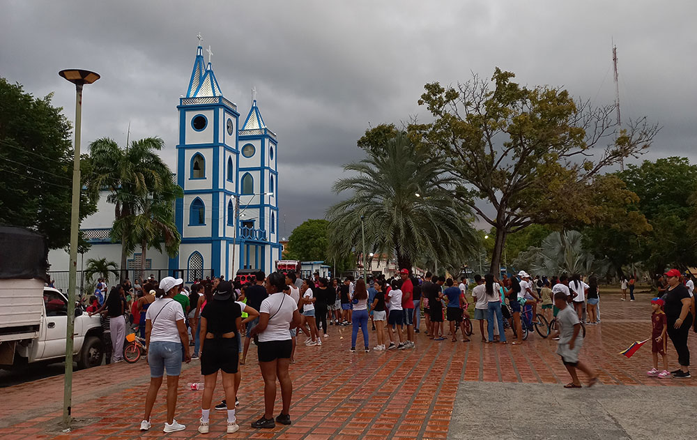Plaza Bolívar de Güiria durante la celebración del Campeonato Mundial de Béisbol en marzo de 2026. Crédito: ARI.
