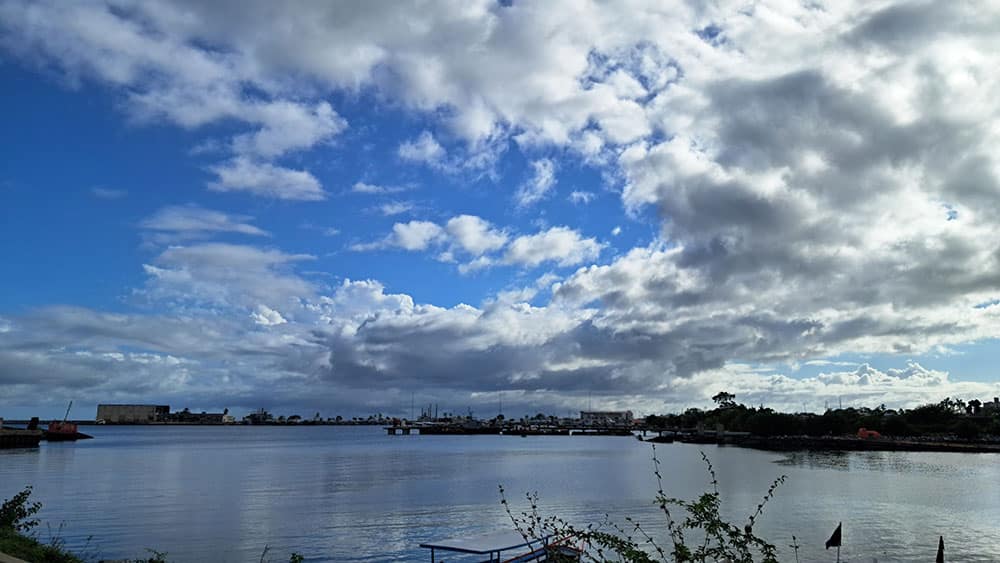 Desde el Puerto Pesquero se ve, al fondo, las ruinas de una planta de hielo. Crédito: ARI.