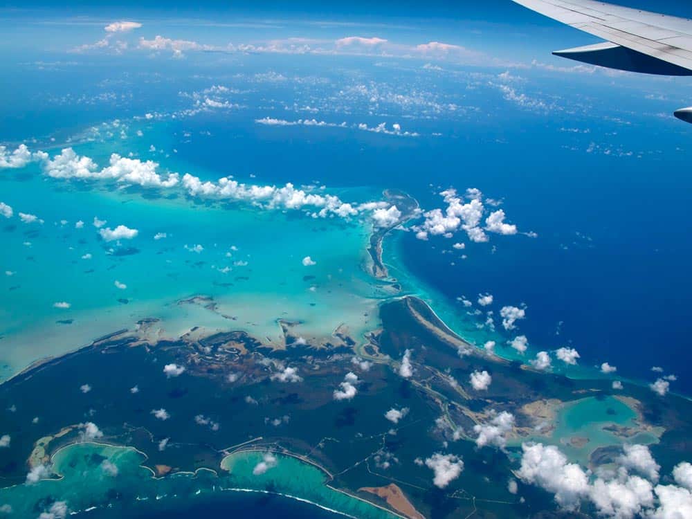 Avión volando sobre el Mar Caribe, donde se reportaron aumentos en la interferencia del sistema GPS. Foto: OakleyOriginals / Flickr.