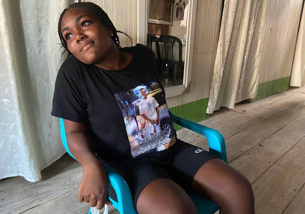 María Luisa Segura, 25, porta una camiseta con una foto de su primo, Popeye, que murió de las quemaduras luego de la explosión en Pital de la Costa. Crédito: Sibylla Brodzinsky/ Verdad Abierta