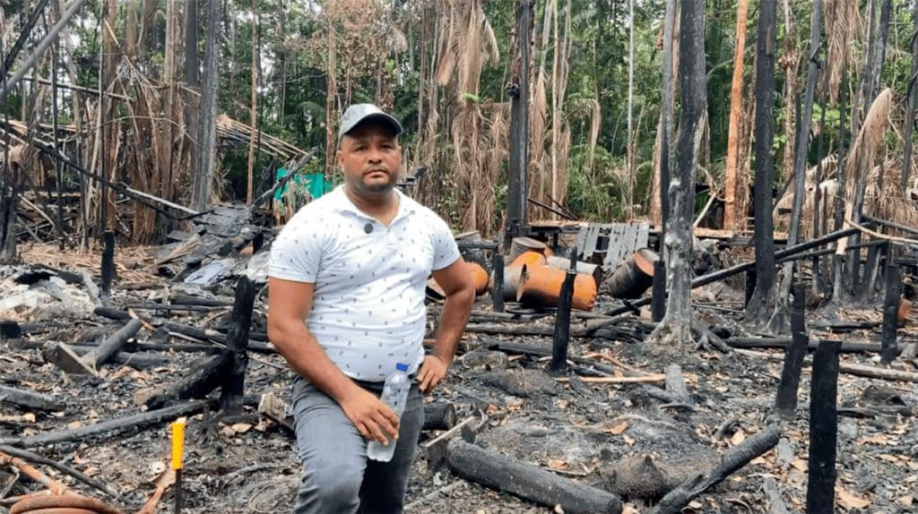 Duván Caicedo, líder de la comunidad de Pital de la Costa, en el sitio del incendio donde murieron cinco personas. Crédito: Sibylla Brodzinsky/ Verdad Abierta.