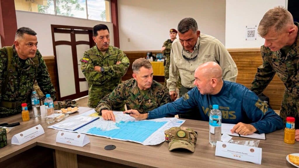 Los ministros de Defensa de Colombia, Jorge Mora, y Ecuador, Gian Carlo Loffredo, estudian un mapa del litoral Pacífico los dos países junto con el comandante del Comando Sur de Estados Unidos Francis Donovan el 27 de agosto de 2026. Foto tomada del Ministerio de Defensa del Ecuador.